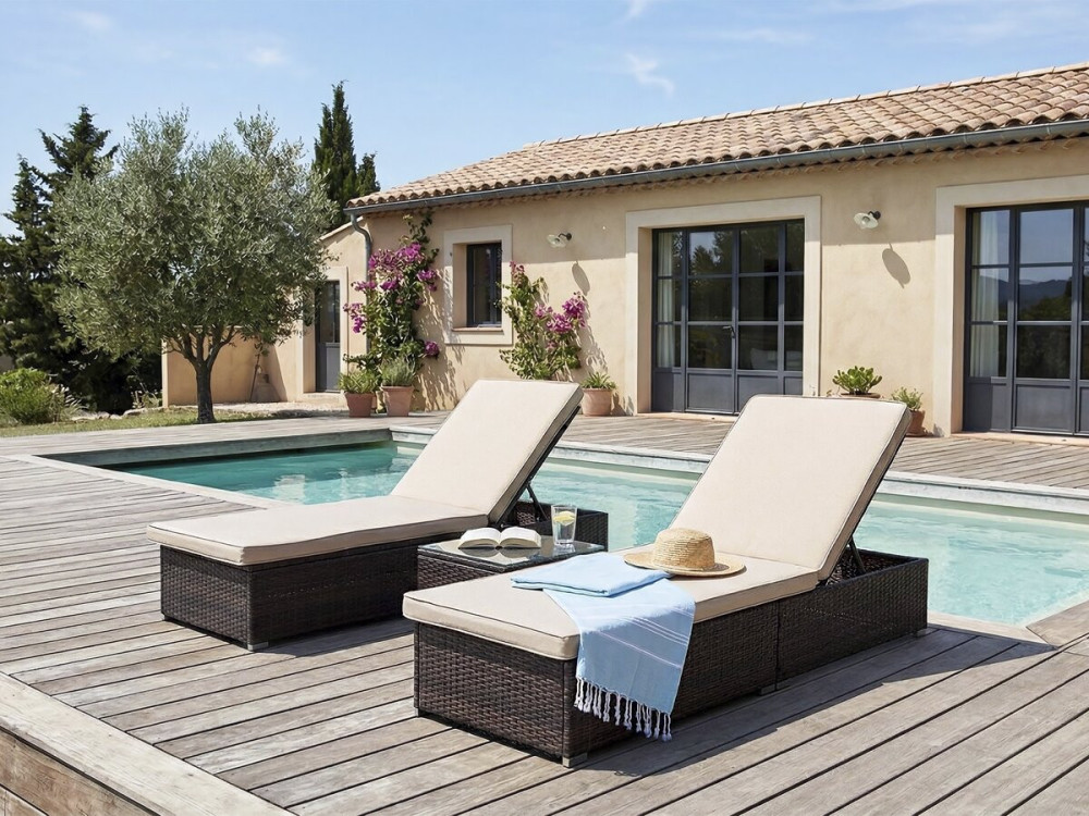 Lot de 2 bains de soleil en résine tressée avec coussins et table basse "Alice" - Marron