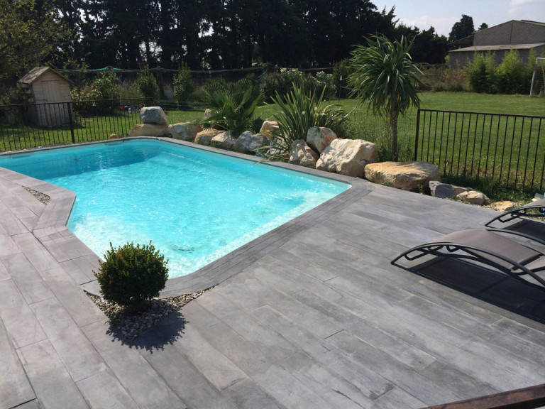 Lot de 40 Margelles droites 60 x 33 cm + 4 margelles angle de piscine 45 x 45 cm - Aspect bois - Ton Gris