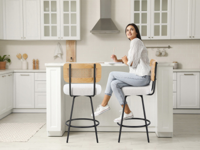 Chaises et tabouret de bar
